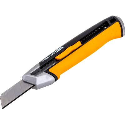 Строительный нож с выдвижным сменным лезвием Fiskars 18мм CarbonMax
