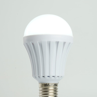 Светильник аккумуляторный FERON 9W Е27 AC/DC (литий-ионная батарея), белый, EL116