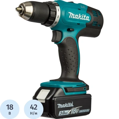 Аккумуляторная дрель Makita DDF453RFE сверлит отверстия диаметром 13 мм в стальных заготовках