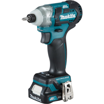 Аккумуляторный ударный шуруповерт Makita TD111DWAE работает с мелким крепежным винтом до 8 мм